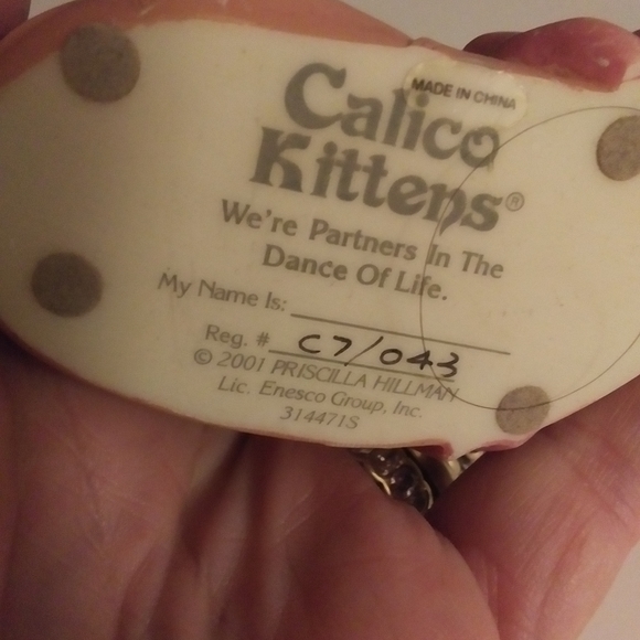 Calico Kittens Kitten sitting in a ballet slipper figurine 2001 - Picture 4 of 4